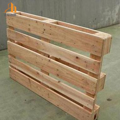地腳板對(duì)木托盤(pán)廠家的作用.jpg
