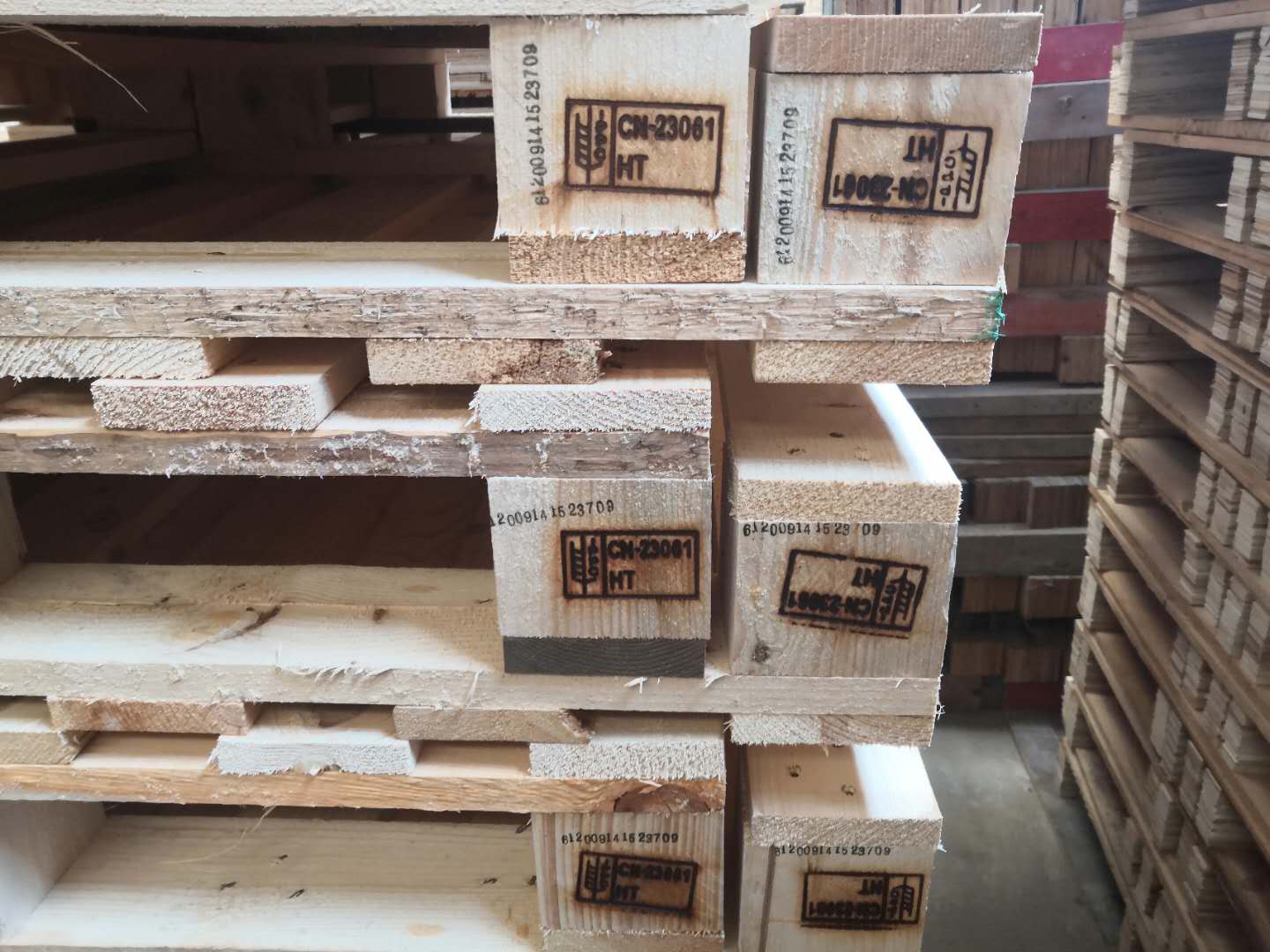 實木熏蒸托盤和歐標托盤有啥區(qū)別？